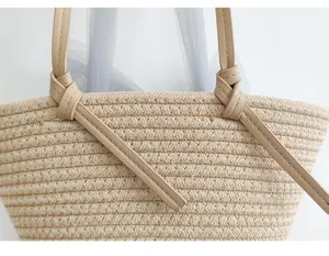 Detailansicht der beigen Baumwollseil geflochtenen Tasche mit PU Lederriemen und grauem Netz.