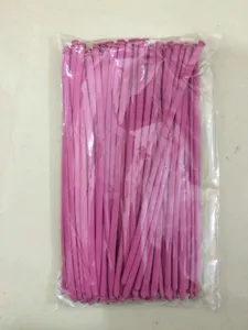 Nahaufnahme von rosa langen Zauberluftballons in transparenter Verpackung für DIY-Partyart.
