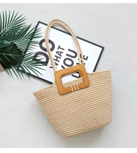 Detailansicht der gewebten Seil-Tasche mit stilvollem Holzgriff und strukturierter Oberfläche.