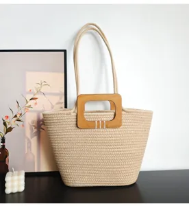 Detailaufnahme der gewebten Baumwollseil-Tasche mit Holzgriff für den Strandurlaub.