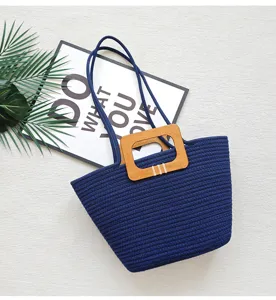 Blau geflochtene Seil-Totetasche mit Holzgriff, lässige Strand- und Pendler-Schultertasche.