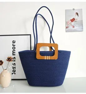 Detailansicht der blauen gewebten Baumwollseil-Tasche mit dem einzigartigen Holzgriff.