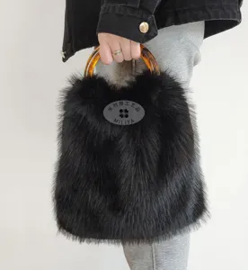 Schwarze Vintage Plüsch Handtasche mit Schildpatt Ringgriff, stilvolle Herbst Winter Tasche.
