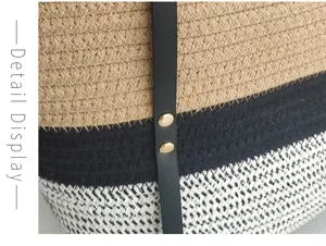 Detailansicht der gewebten Farblock-Tasche zeigt Textur, PU-Schulterriemen und Nieten.