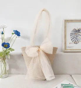 Geflochtene Stroh Umhängetasche mit großer eleganter Tüll Schleife für Damen Sommer Strand.