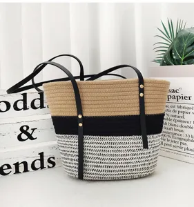 Detailansicht der farbblockierten gewebten Tasche mit PU-Trägern und feiner Textur im Alltag.