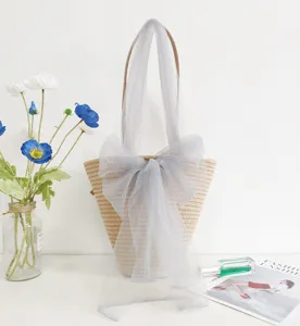 Geflochtene Stroh Umhängetasche mit großer grauer Tüllschleife, elegante Damentasche.