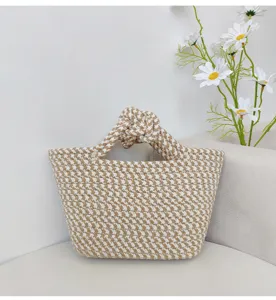 Nahaufnahme des gewebten Baumwollseil-Handtaschendetails mit einzigartigem Knotengriff und Muster.