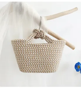 Detailansicht einer kleinen Mini Baumwollseil Handtasche mit Knoten Griff in Beige und Weiß.