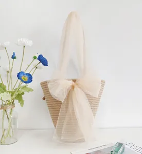 Elegante geflochtene Handtasche mit verträumter Tüllschleife und großem Fassungsvermögen.