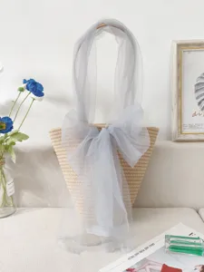 Geflochtene Strohtasche mit eleganter grauer Tüllschleife, große Umhängetasche Strand.