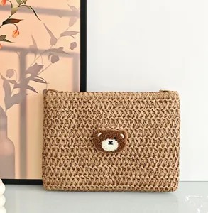 Sac pochette en paille tressée enveloppe avec joli patch en peluche d'ours pour vacances femme.
