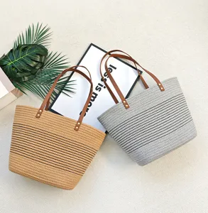 Geflochtene Stroh Umhängetasche Detail, lässige Strand Tasche mit braunen Griffen, neutral.
