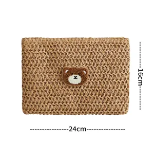 Chic pochette enveloppe paille d'été avec patch d'ours, sac tissé décontracté pour femme.