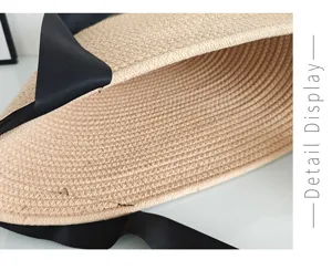 Detailansicht der gewebten Strohtasche mit feiner Verarbeitung und stilvollem schwarzem Band.
