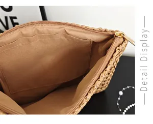 Pochette enveloppe en paille vue de détail, poche intérieure et fermeture éclair mode femme.