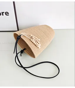 Gewebte Stroh Umhängetasche für Damen mit Holzperlen Vintage Strand Urlaub Eimer Handtasche