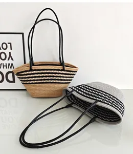 Nahaufnahme der französischen gewebten Baumwollseil-Schultertasche mit schickem Streifendesign.