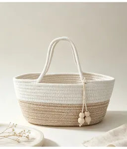 Dettaglio del cestino portaoggetti in corda di cotone intrecciato con perle di legno, toni neutri.