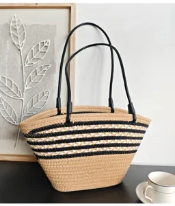 Schicke gewebte Tasche mit Streifen und Ledergriffen. Ideal fuer Urlaub, Strand und Alltag.