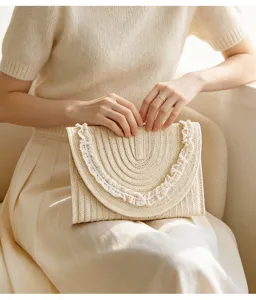 Detailansicht Damen Stroh Clutch Tasche mit zarter Spitzenborte, elegante Kuvert Sommerhandtasche.