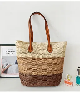 Detailansicht der farbverlaufenden Stroh-Gewebe-Textur und Ledergriffe an der Strandtasche.