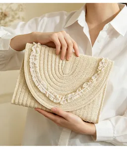 Geflochtene Papier-Clutch mit zarter weißer Spitzenborte. Elegantes Umschlag-Design für Damen.