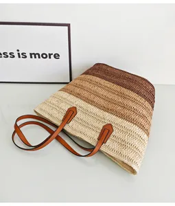 Detailaufnahme der farbverlaufenden Strohtasche mit mehrfarbiger Textur und PU-Ledergriffen.