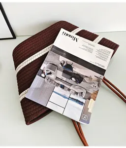 Große gewebte Tote Bag mit braunem Baumwollseil und weißem Streifen, stilvolle Tasche.