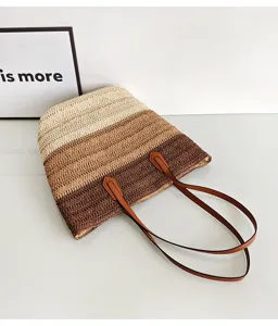 Verlauf Stroh Shopper Tasche, lässige Sommer Strand Umhängetasche mit braunen Ledergriffen.