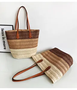 Detailansicht der sommerlichen, gewebten Strohtasche mit Farbverlauf und Ledergriffen.
