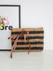 Geflochtene Papierstroh Clutch Tasche mit schwarz beigen Streifen und brauner Schleife Damen Alltag.