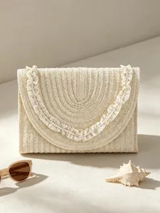 Elegante gewebte Stroh Umschlag Clutch Tasche für Damen mit weißer Spitzenborte im Sommer.
