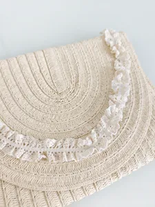 Minimalistische Stroh gewebte Clutch Tasche mit weißer Spitzenborte, elegante Umschlagtasche.
