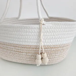 Cesto portaoggetti in corda di cotone intrecciato con manici e perline di legno per casa.