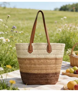 Nahaufnahme einer modischen, gewebten Strohtasche mit braunen Ledergriffen im Freien.