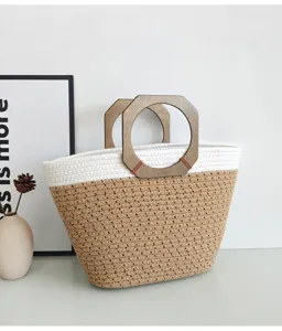 Vista detallada del bolso tote tejido con asas de madera, cuerda de algodón y estilo casual.