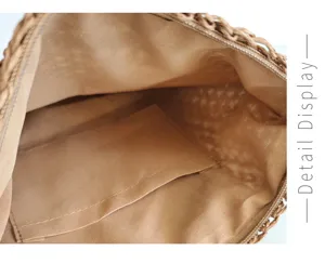 Innenseite der gewebten Strohtasche mit Stofffutter und praktischer Innentasche.