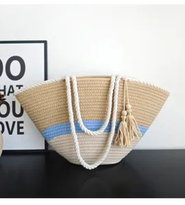 Sommer Kontrastfarbe gewebte Tasche Strand Umhängetasche mit weißen Seilgriffen und Quasten.