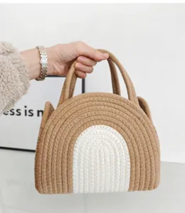 Detailansicht der stilvollen gewebten Baumwollseil Handtasche mit braunem und weißem Bogen.