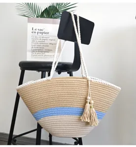 Sommerlicher lässiger Strand-Shopper mit Farbblock, großem Volumen und geflochtenem Tragegurt.