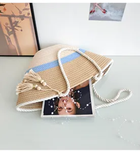 Nahaufnahme Details der Sommer Farbblock Stroh geflochtene Tasche für Strandurlaub.