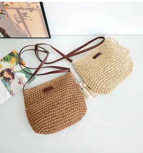 Handgeflochtene Stroh Umhängetasche für Damen, Sommermode Strandtasche mit Quasten Dekor.