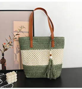 Stylische geflochtene Strohtasche im Color-Block-Design mit Ledergriffen und schicker Quaste.