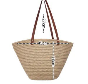 Grosse gewebte Stroh Strandtasche mit braunen Leder Schulterriemen im Vintage Freizeit Stil.