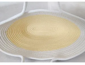 Nahaufnahme einer minimalistischen farbblockierten Baumwollseil Handtasche für Strandurlaub.