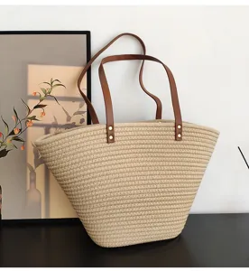 Detailansicht der beigen gewebten Tote Schultertasche mit braunen Lederriemen Strandurlaub.