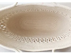 Nahaufnahme der beigen Baumwollseil geflochtenen Tasche mit feinen hohlen Details und Struktur.