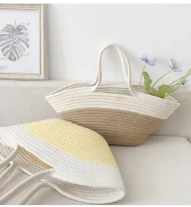 Minimalistisches zweifarbiges Baumwollseil Taschendetail mit schöner Strandurlaub Optik.