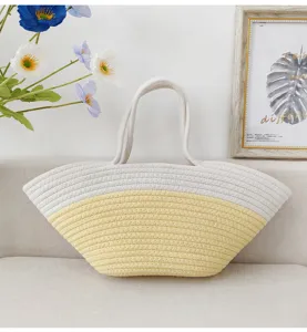 Detailansicht der stilvollen weiß und gelb farbblockierten gewebten Strandtasche für Damen.